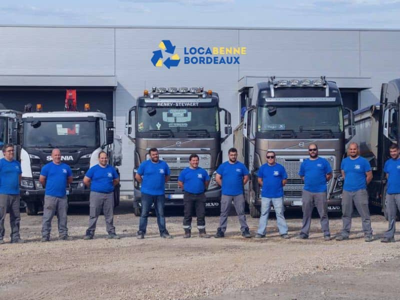 L'équipe Loca Benne Gironde devant sa flotte de camions